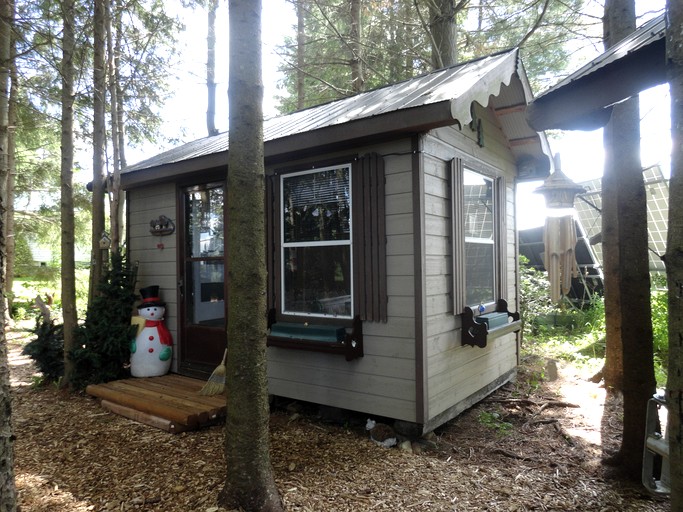 Cute Cozy Tiny House Surrounded by Trees for a Unique Couples Escape in Mt Forest, Ontario