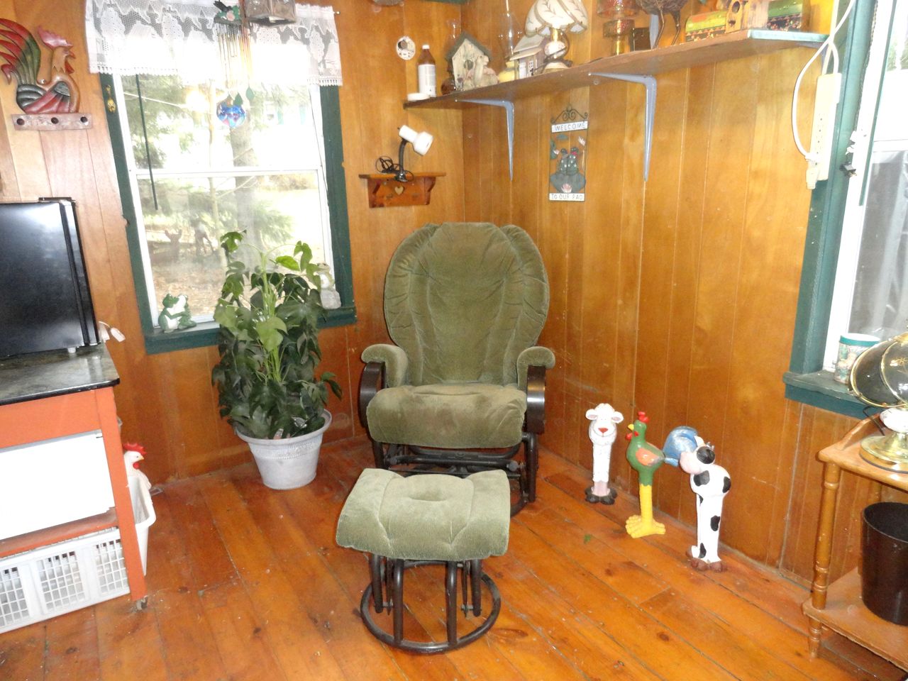 Cute Cozy Tiny House Surrounded by Trees for a Unique Couples Escape in Mt Forest, Ontario