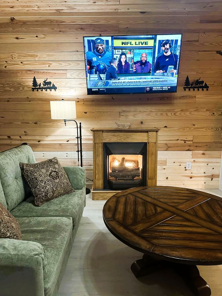 Incredible ADA-Compliant Cabin for a Relaxing Getaway in Newland, North Carolina