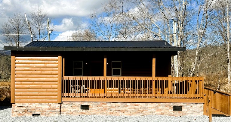 Incredible ADA-Compliant Cabin for a Relaxing Getaway in Newland, North Carolina