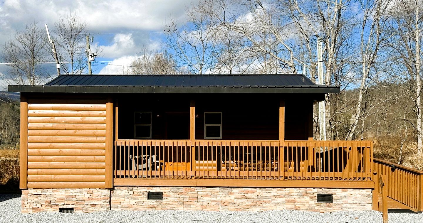 Incredible ADA-Compliant Cabin for a Relaxing Getaway in Newland, North Carolina