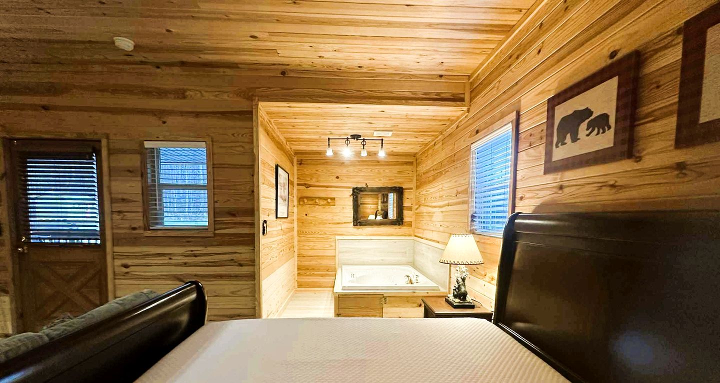 Incredible ADA-Compliant Cabin for a Relaxing Getaway in Newland, North Carolina