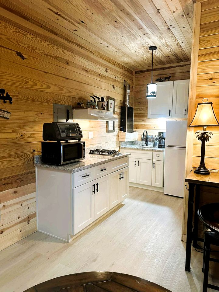 Incredible ADA-Compliant Cabin for a Relaxing Getaway in Newland, North Carolina