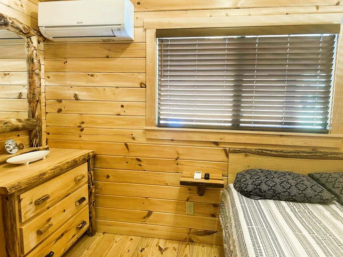 Cabins (United States of America, Newland, North Carolina)