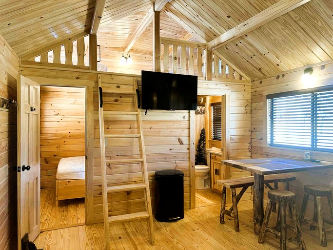 Cabins (United States of America, Newland, North Carolina)