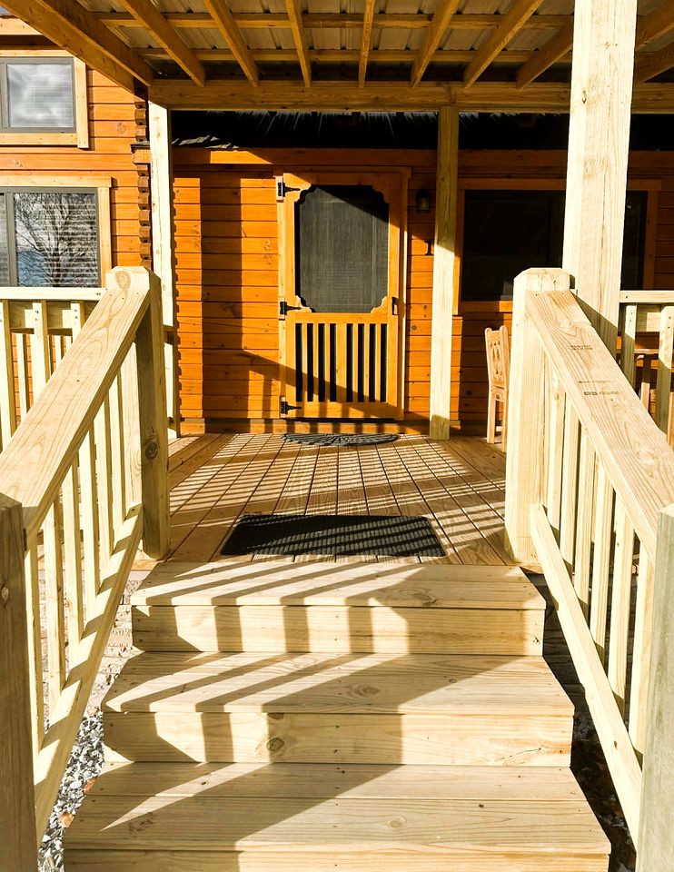 Cozy Modern Cabin with Stunning Mountain Views near Spruce Pine, North Carolina