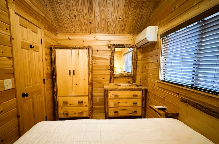 Cabins (United States of America, Newland, North Carolina)