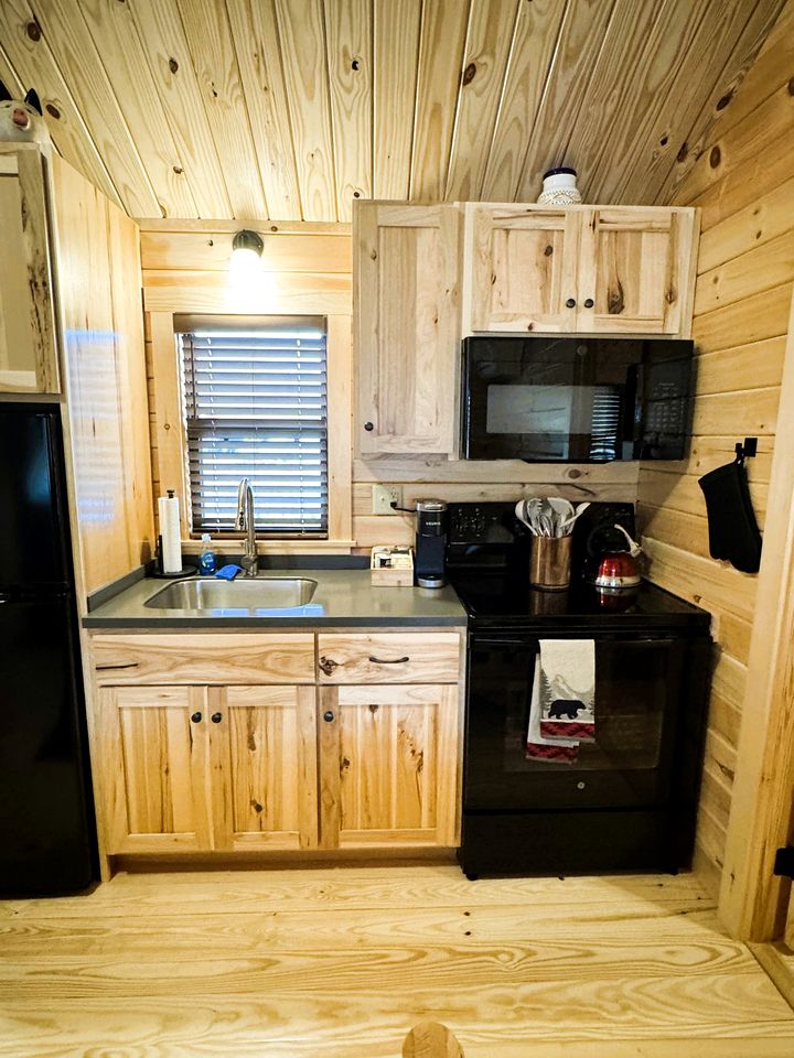 Cozy Modern Cabin with Stunning Mountain Views near Spruce Pine, North Carolina