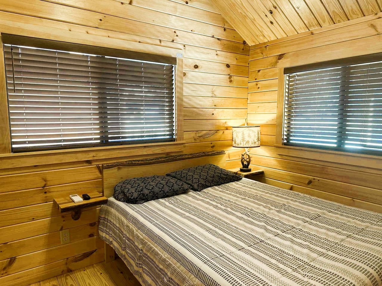 Cozy Modern Cabin with Stunning Mountain Views near Spruce Pine, North Carolina