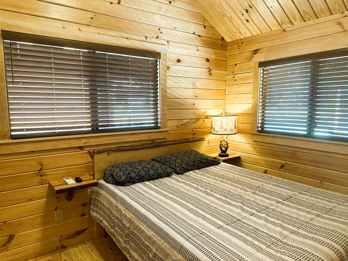 Cabins (United States of America, Newland, North Carolina)