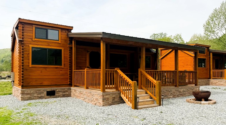 Cabins (United States of America, Newland, North Carolina)