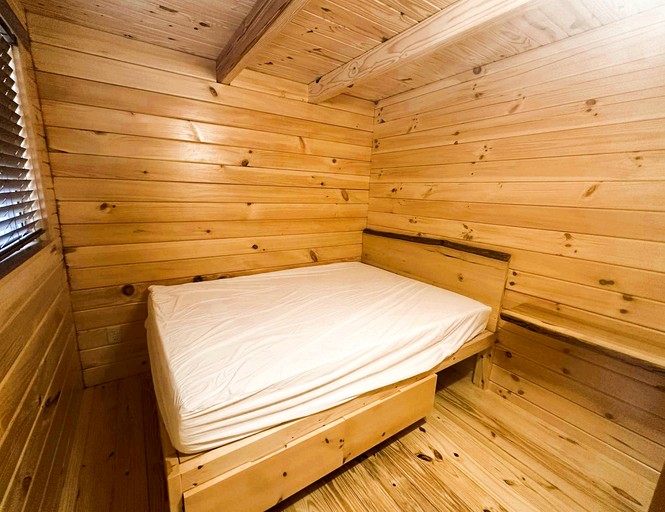 Cabins (United States of America, Newland, North Carolina)