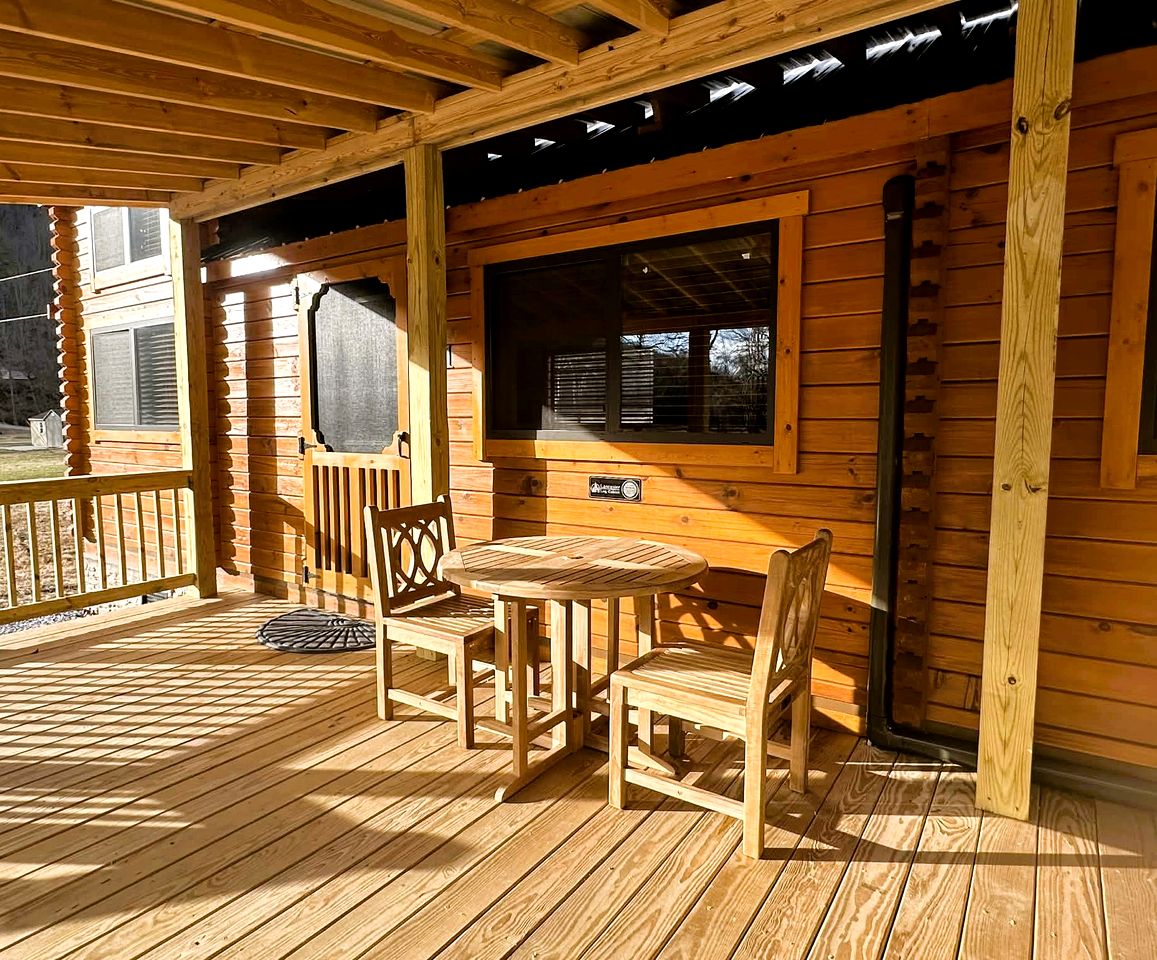 Beautiful New Cabin near the North Toe River for a Peaceful Getaway in North Carolina