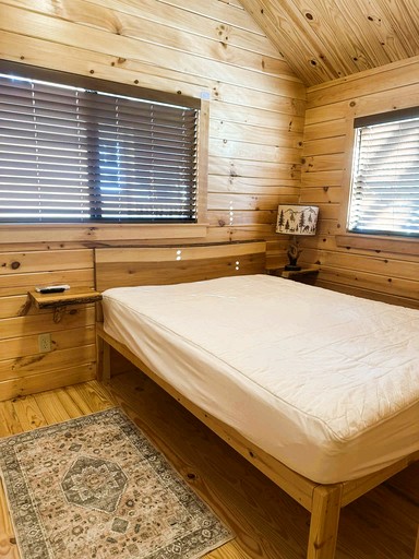 Cabins (United States of America, Newland, North Carolina)