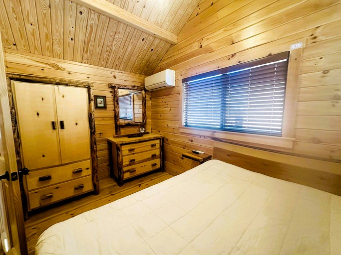 Cabins (United States of America, Newland, North Carolina)