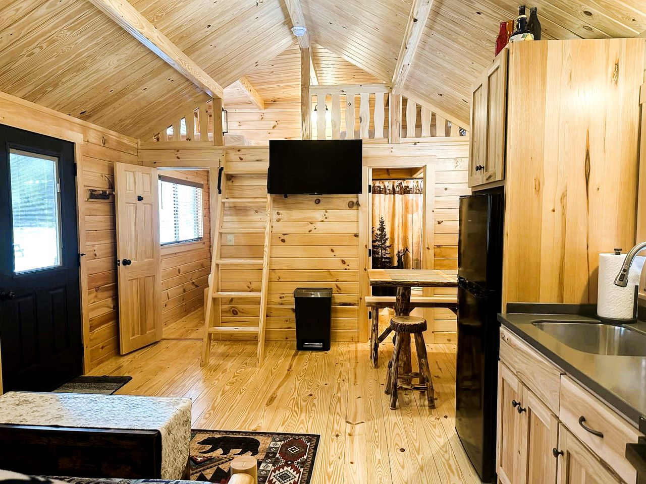 Beautiful New Cabin near the North Toe River for a Peaceful Getaway in North Carolina