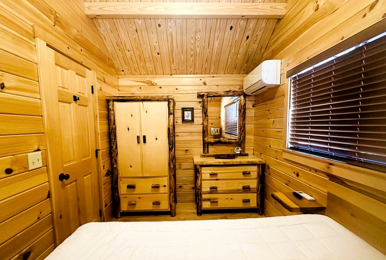 Cabins (United States of America, Newland, North Carolina)