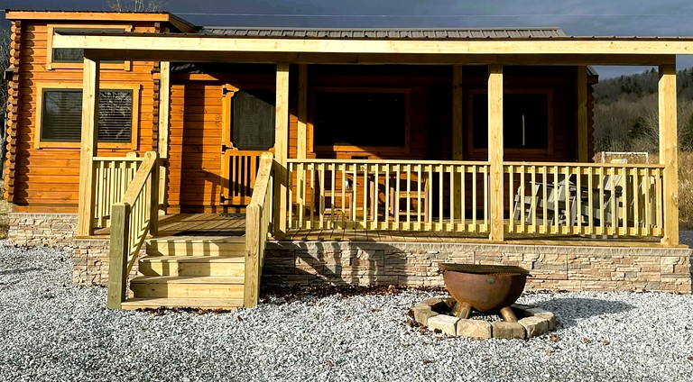 Beautiful New Cabin near the North Toe River for a Peaceful Getaway in North Carolina