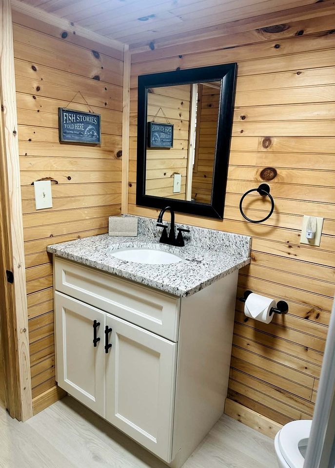 Gorgeous Modern Cabin with Lovely Pond and Mountain Views in Newland, North Carolina