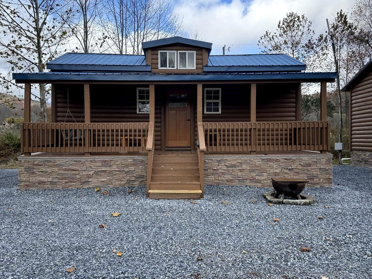 Modern Cozy Cabin with Porch and Incredible Views near the North Toe River, North Carolina
