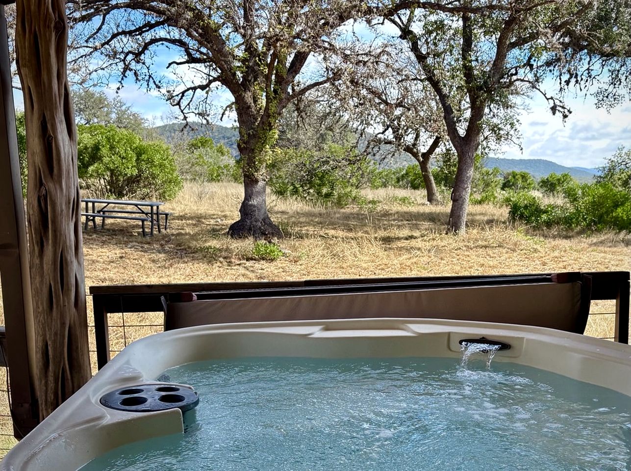 Gorgeous Cabin with Beautiful Fireplace for a Hill Country Retreat near Leaky, Texas