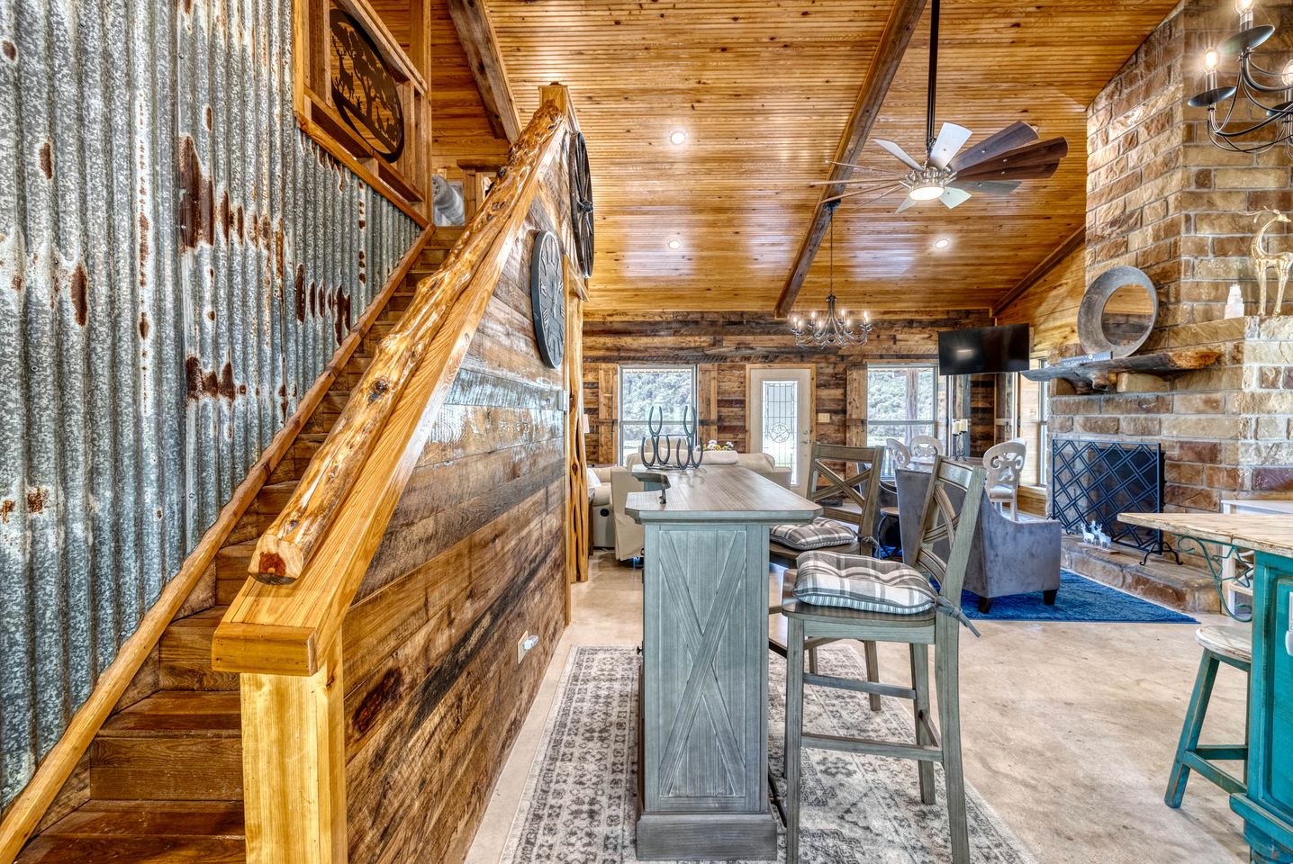 Gorgeous Cabin with Beautiful Fireplace for a Hill Country Retreat near Leaky, Texas