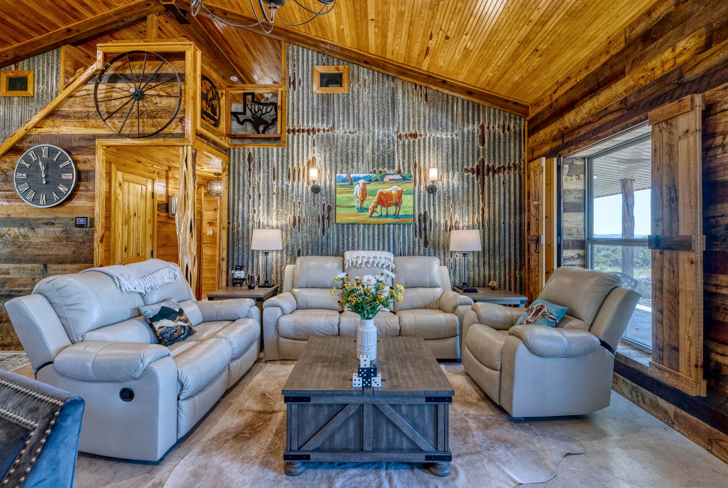 Gorgeous Cabin with Beautiful Fireplace for a Hill Country Retreat near Leaky, Texas