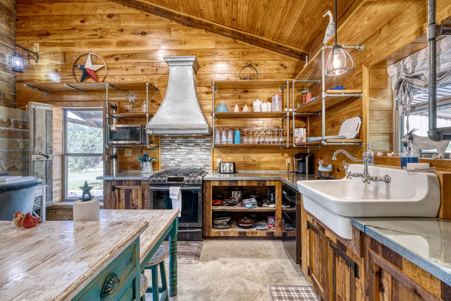 Gorgeous Cabin with Beautiful Fireplace for a Hill Country Retreat near Leaky, Texas