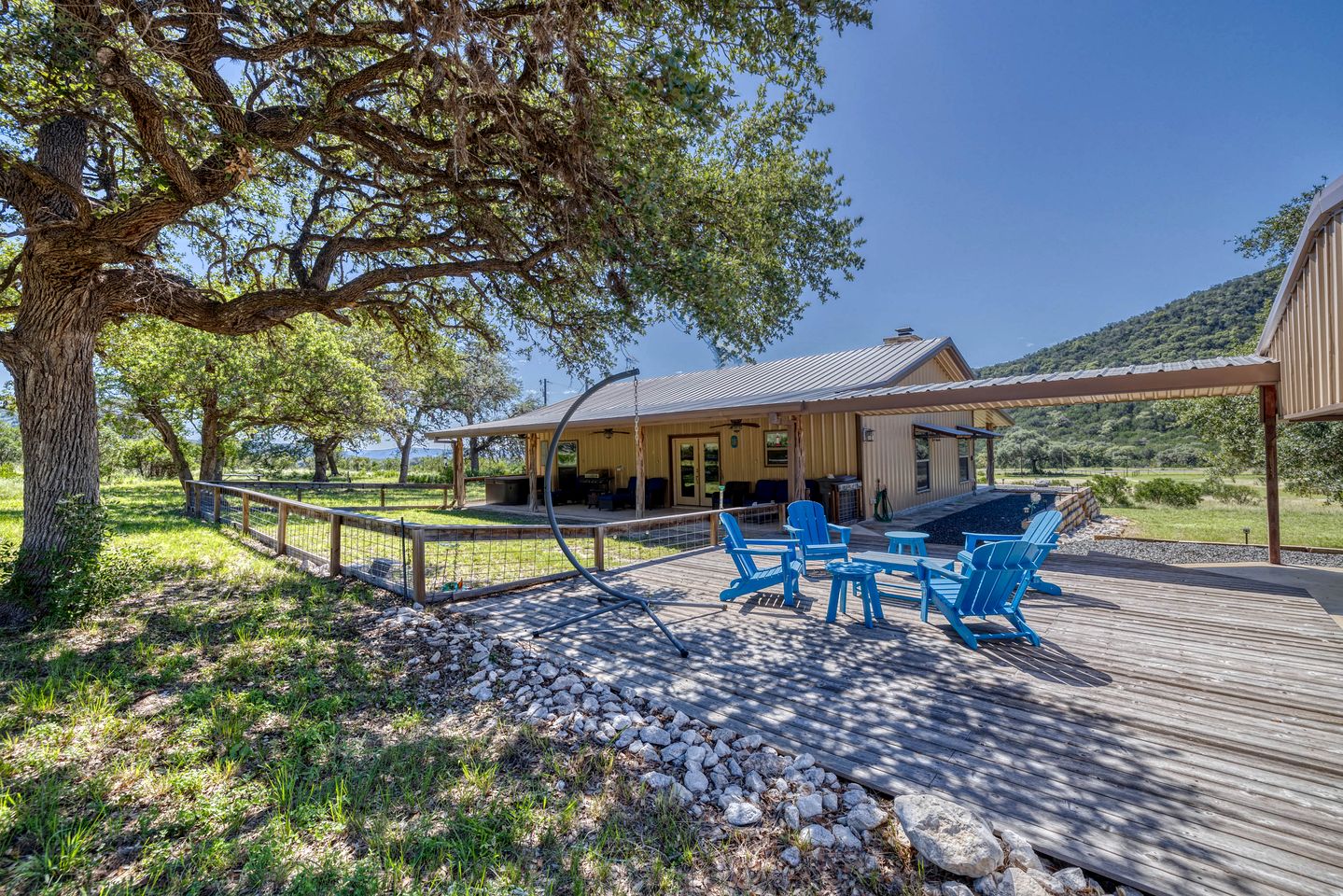 Gorgeous Cabin with Beautiful Fireplace for a Hill Country Retreat near Leaky, Texas