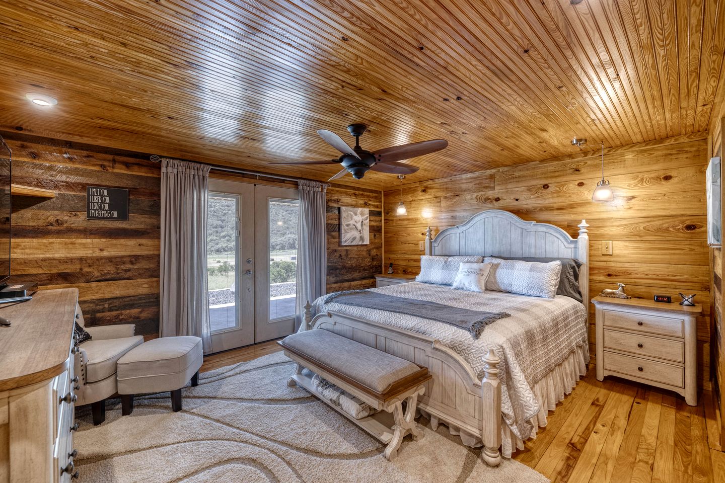 Gorgeous Cabin with Beautiful Fireplace for a Hill Country Retreat near Leaky, Texas