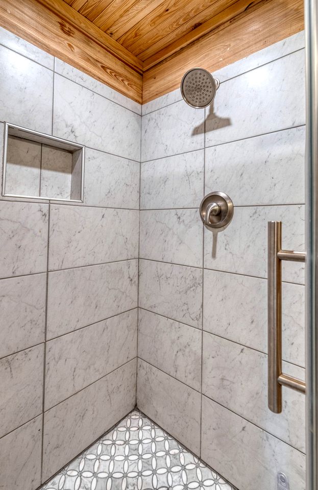 Gorgeous Cabin with Beautiful Fireplace for a Hill Country Retreat near Leaky, Texas