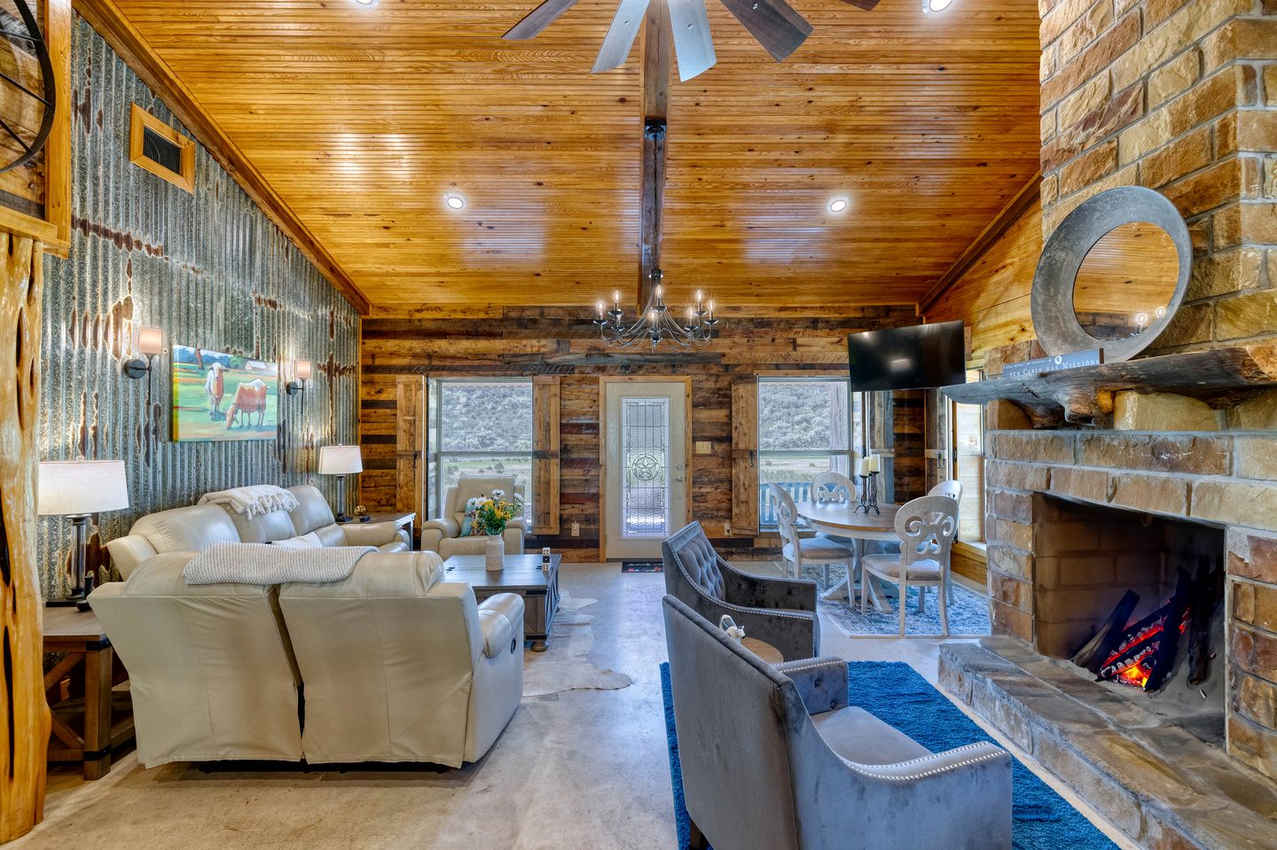 Gorgeous Cabin with Beautiful Fireplace for a Hill Country Retreat near Leaky, Texas