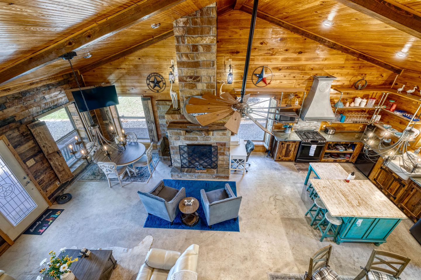 Gorgeous Cabin with Beautiful Fireplace for a Hill Country Retreat near Leaky, Texas