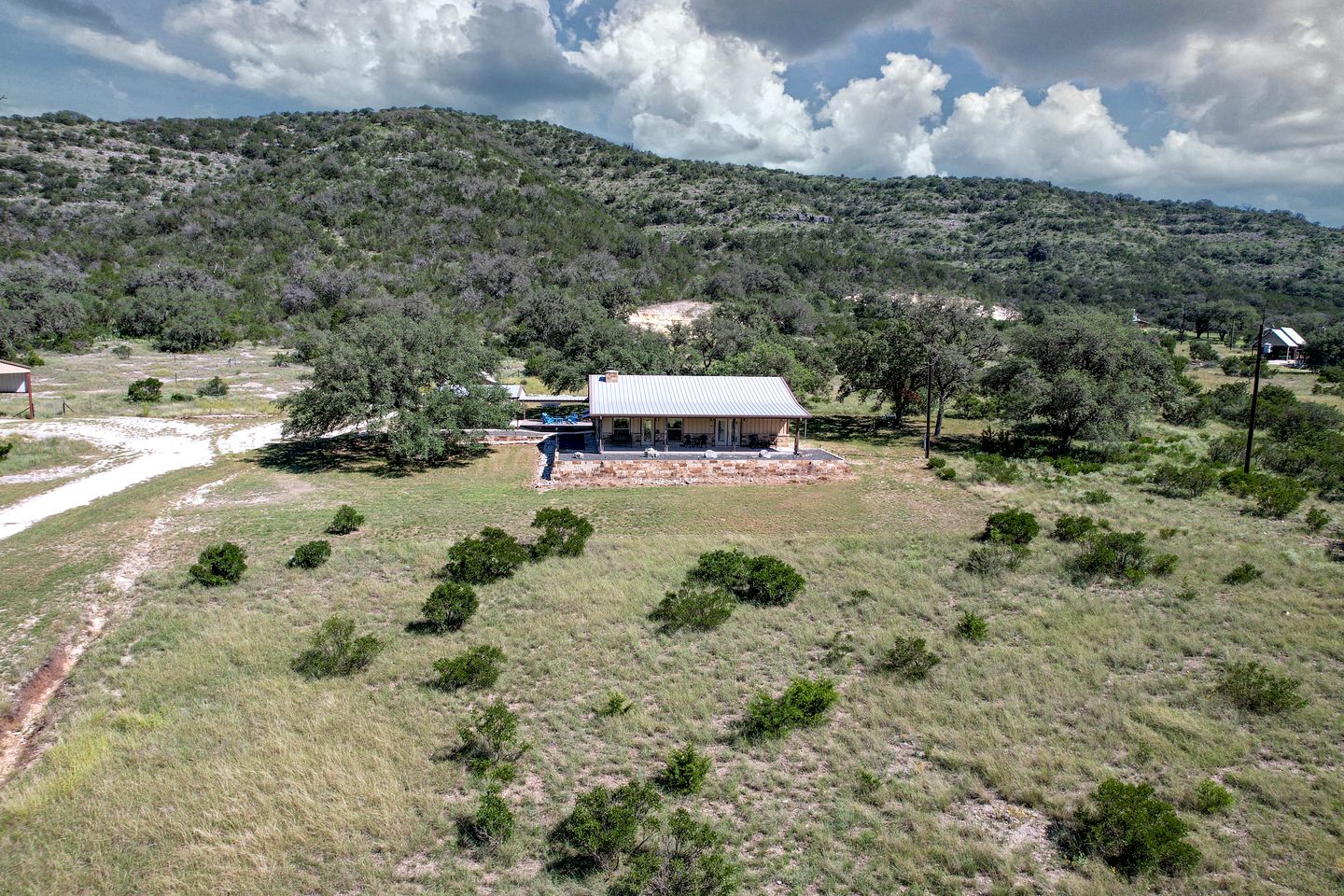 Gorgeous Cabin with Beautiful Fireplace for a Hill Country Retreat near Leaky, Texas
