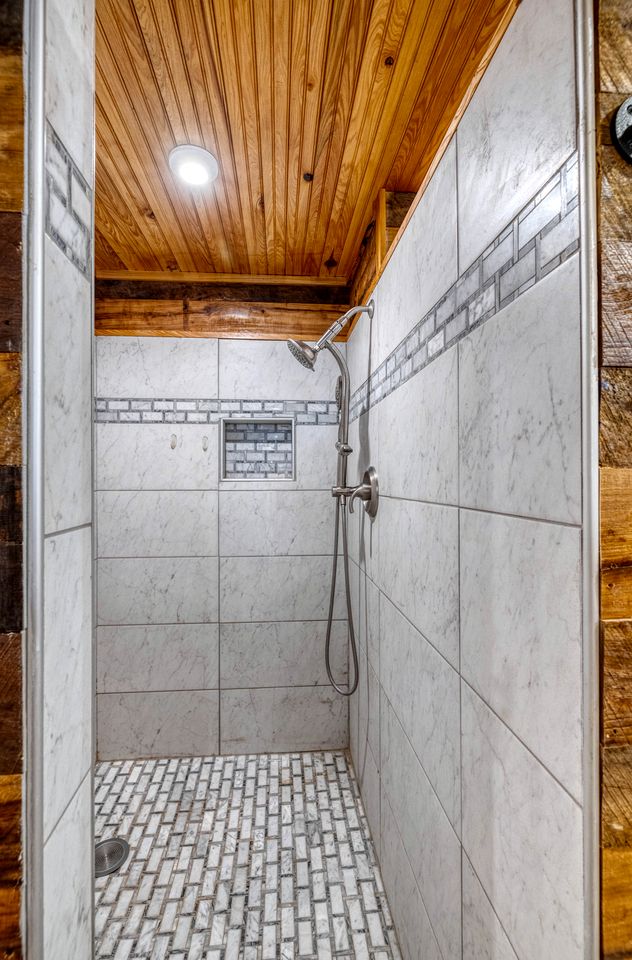 Gorgeous Cabin with Beautiful Fireplace for a Hill Country Retreat near Leaky, Texas