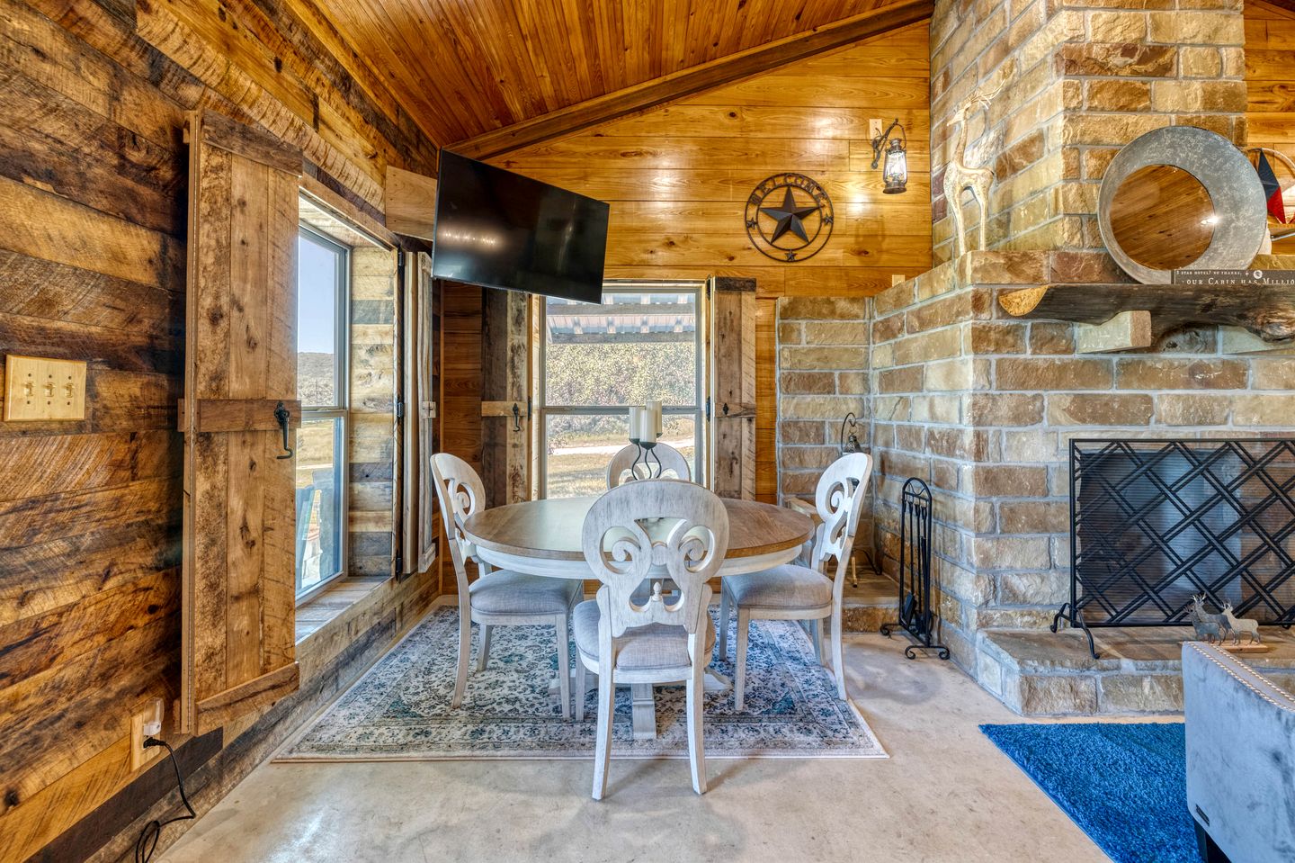 Gorgeous Cabin with Beautiful Fireplace for a Hill Country Retreat near Leaky, Texas