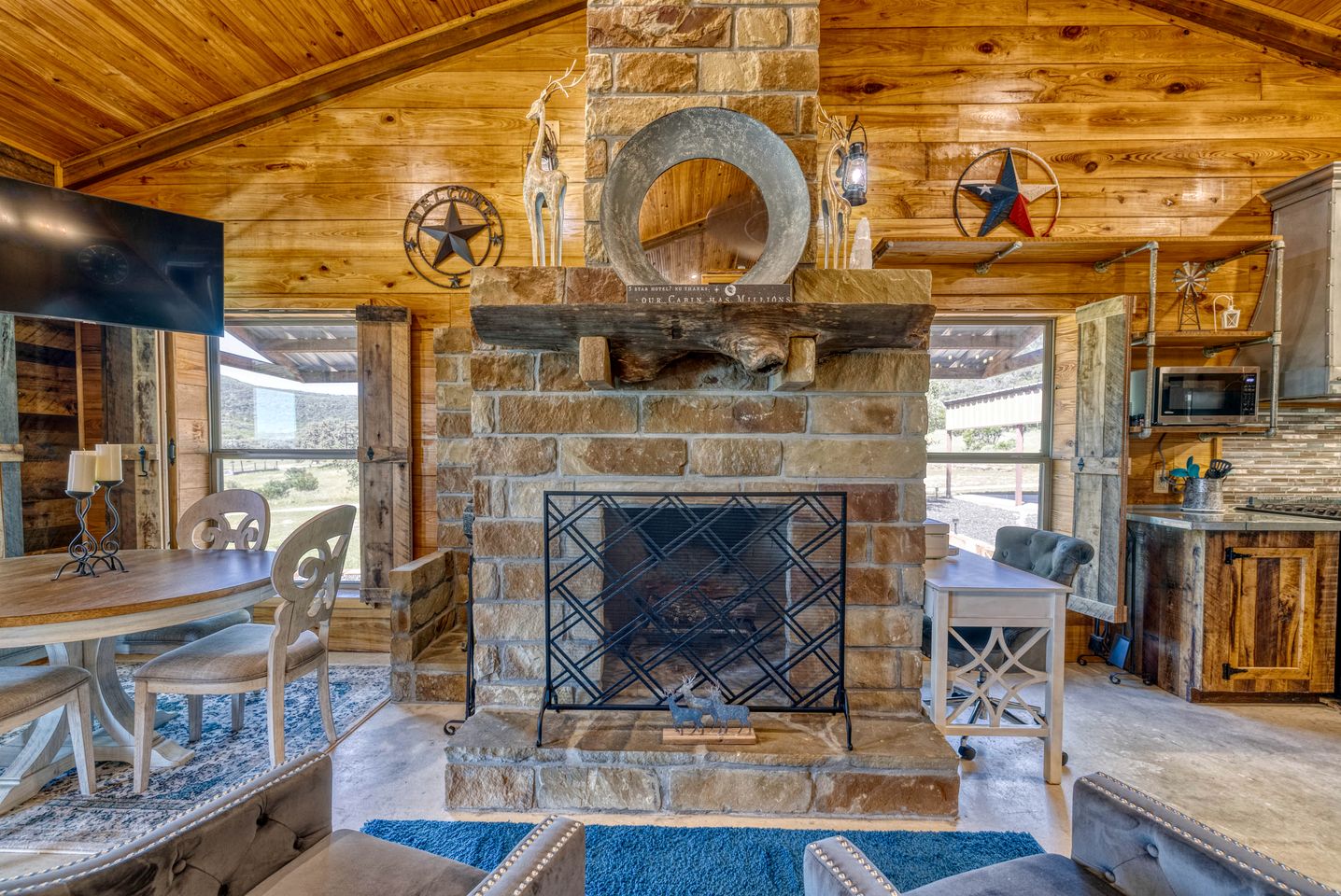 Gorgeous Cabin with Beautiful Fireplace for a Hill Country Retreat near Leaky, Texas