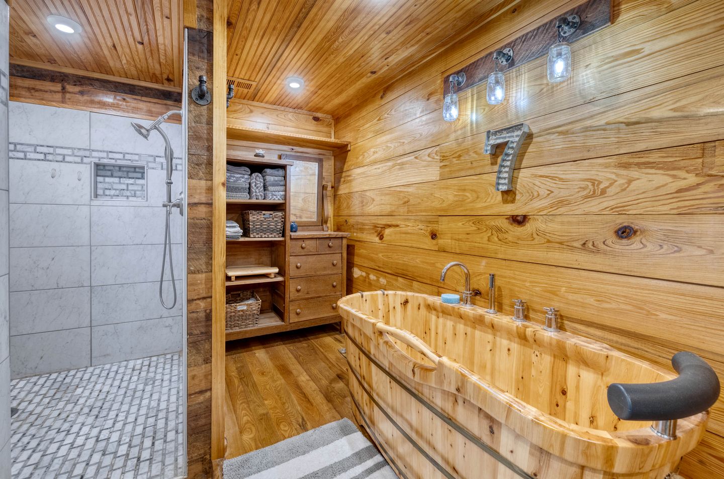 Gorgeous Cabin with Beautiful Fireplace for a Hill Country Retreat near Leaky, Texas