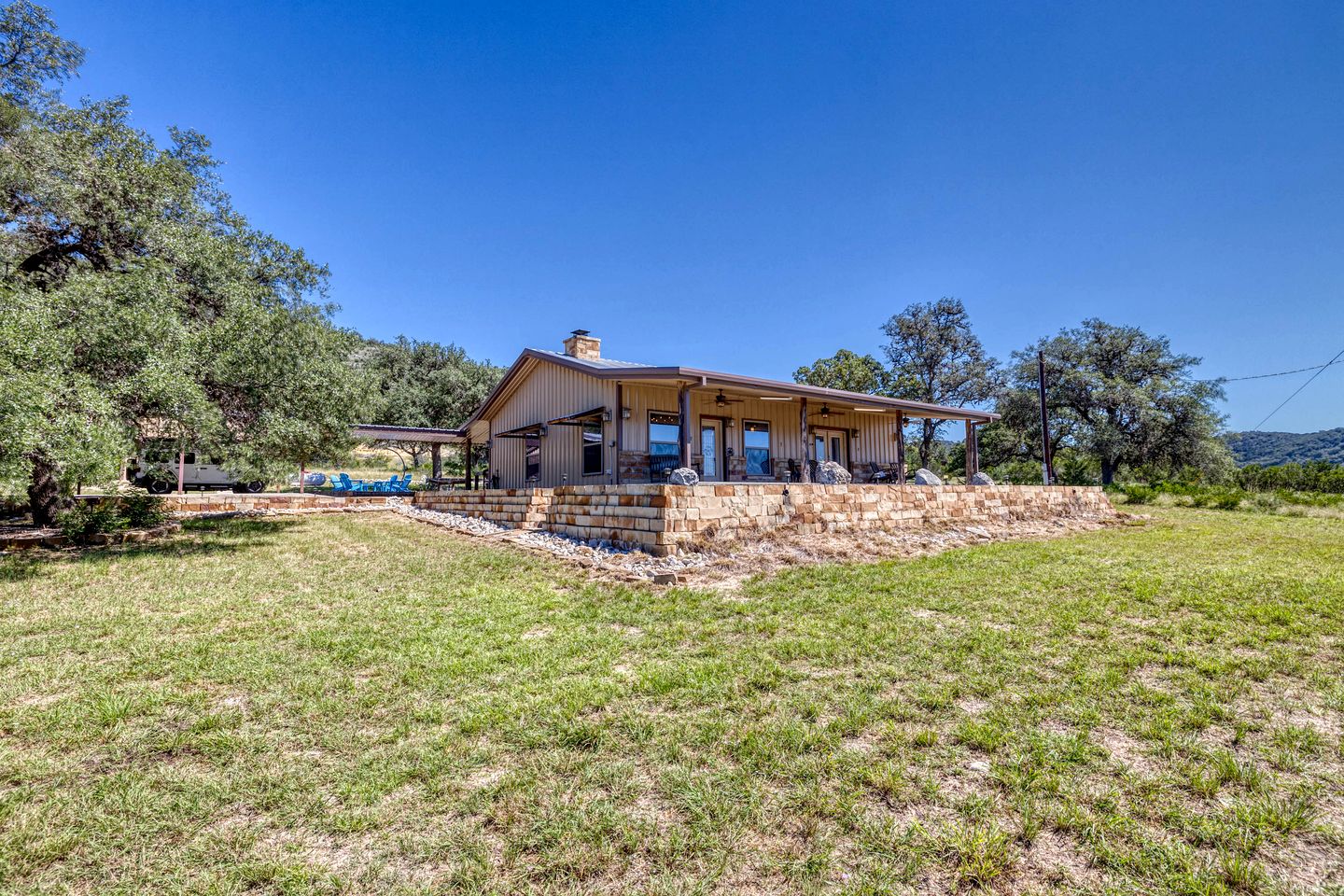 Gorgeous Cabin with Beautiful Fireplace for a Hill Country Retreat near Leaky, Texas