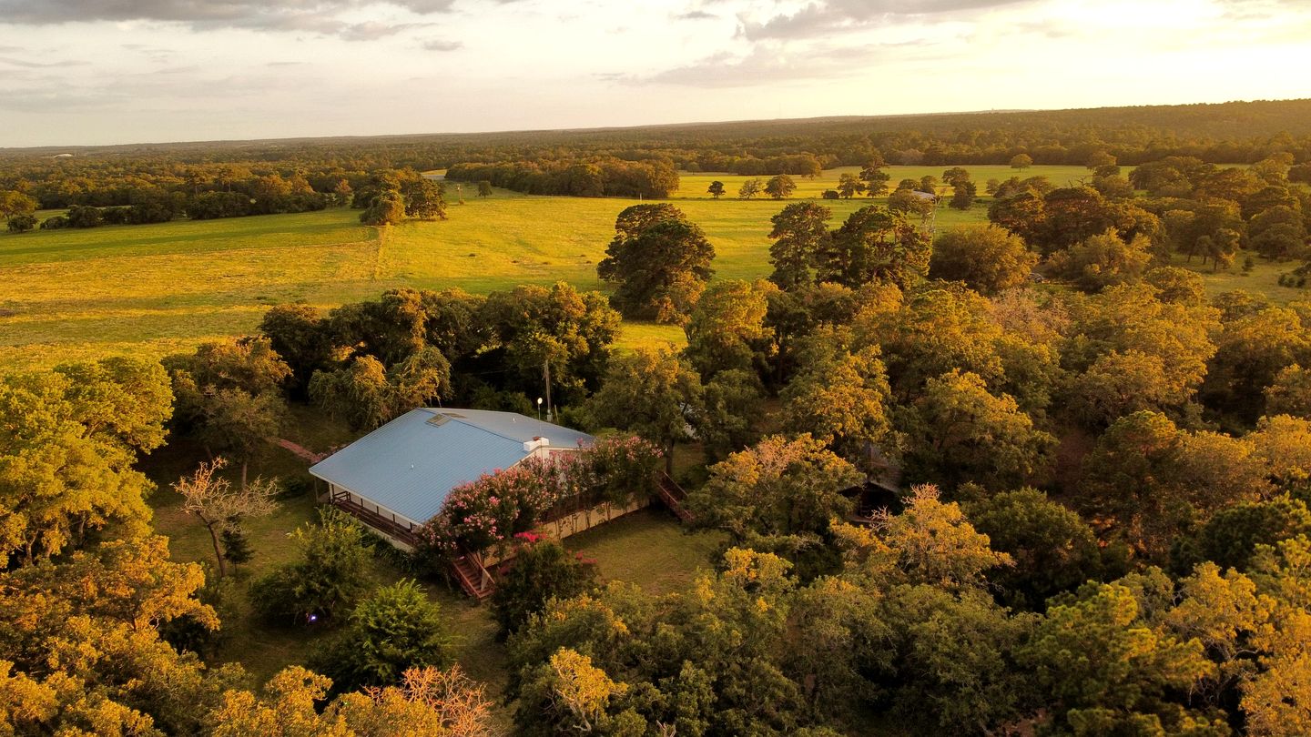 Scenic Glamping Tent Stay with Cozy Lounge Space in Smithville, Texas