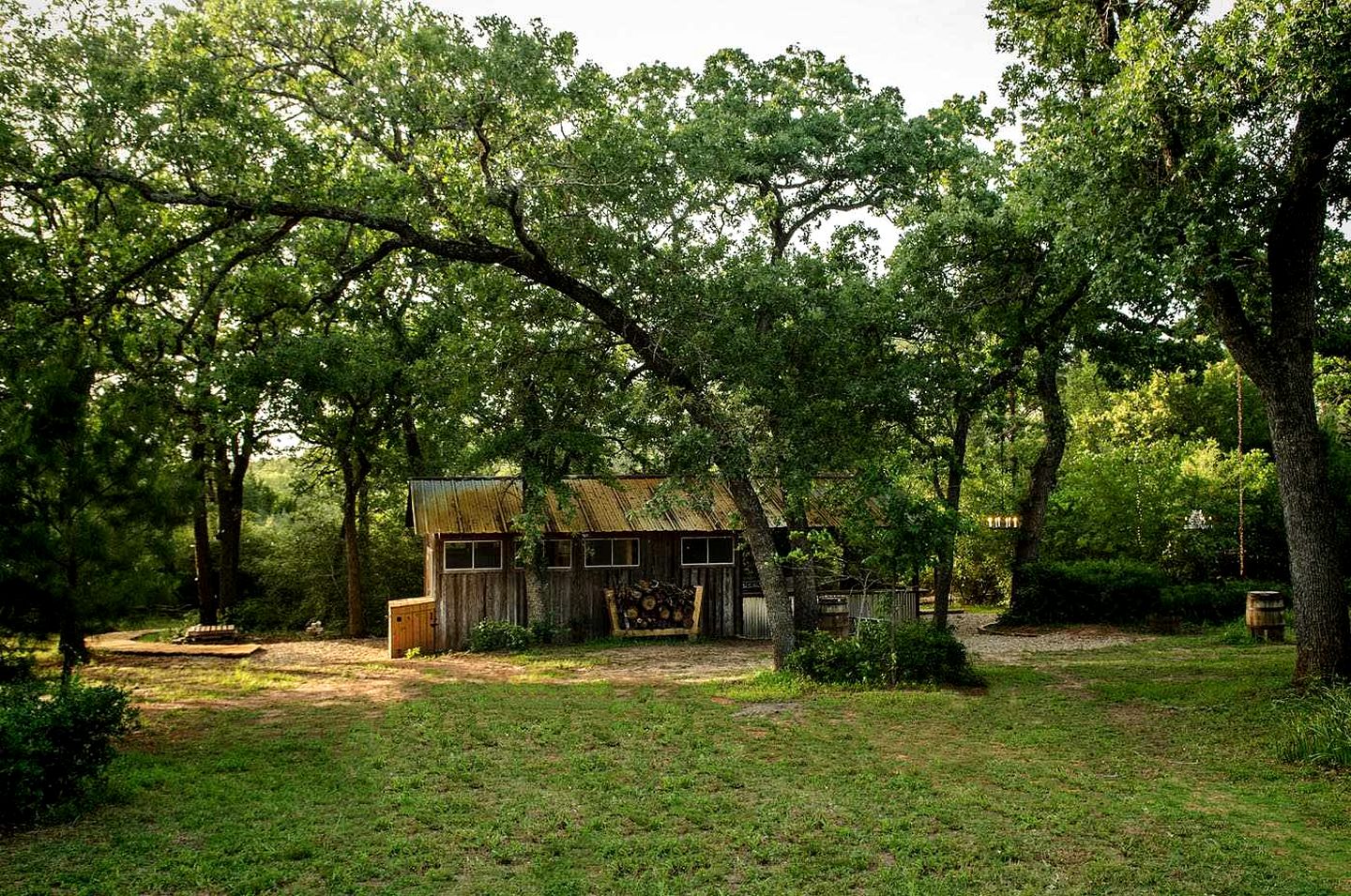Scenic Glamping Tent Stay with Cozy Lounge Space in Smithville, Texas
