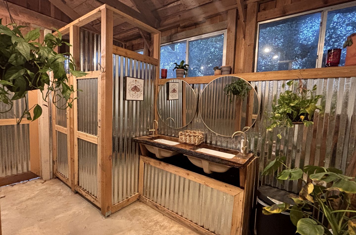 Scenic Glamping Tent Stay with Cozy Lounge Space in Smithville, Texas