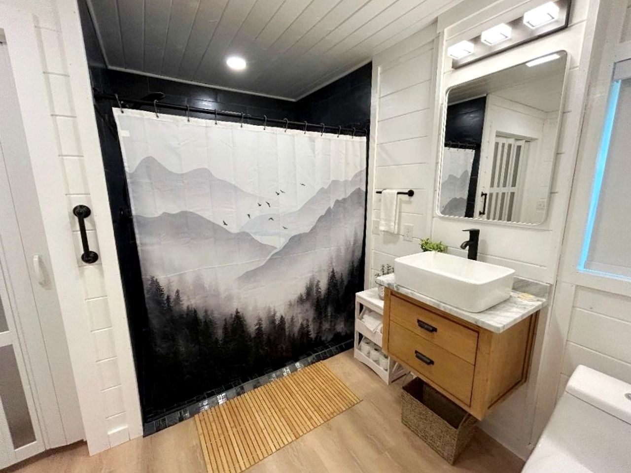 Modern Cabin in Pigeon Forge for a Romantic Glamping Rendezvous