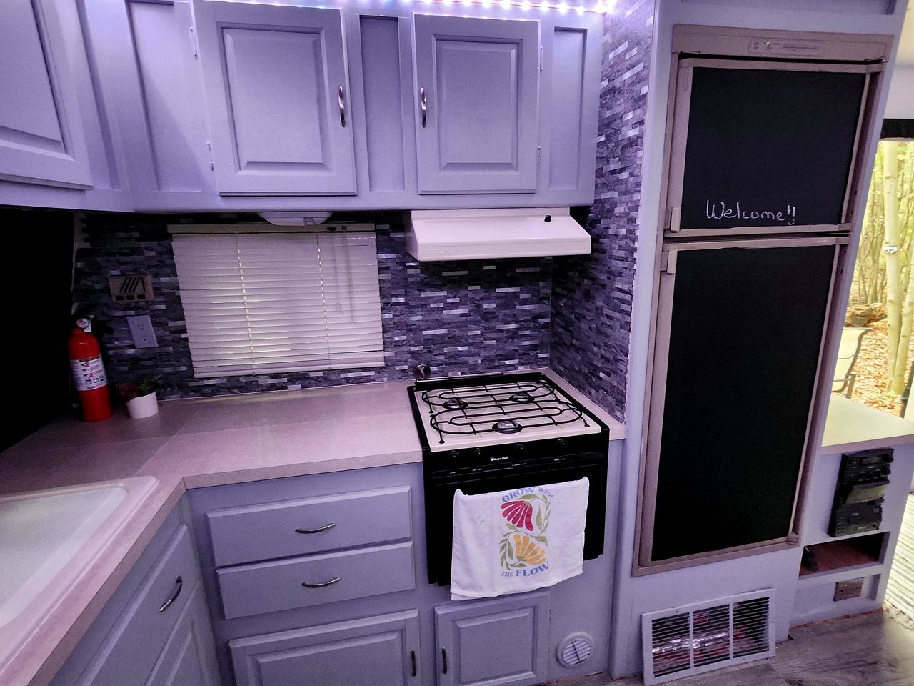 Cozy 30’ Trailer Getaway on Private Wooded Lot, BBQ, Hammock, WiFi & Streaming in Prescott, Michigan