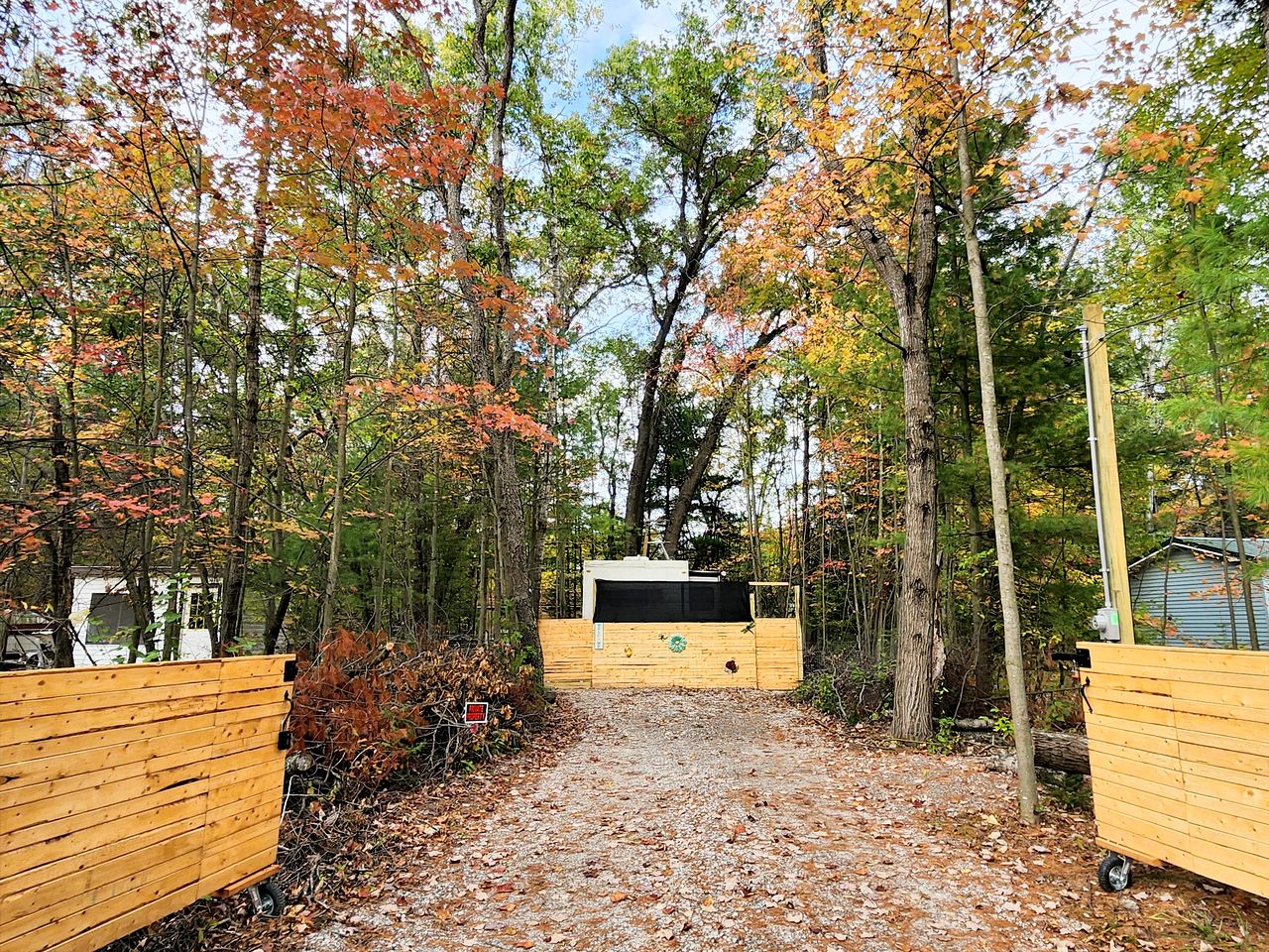 Cozy 30’ Trailer Getaway on Private Wooded Lot, BBQ, Hammock, WiFi & Streaming in Prescott, Michigan