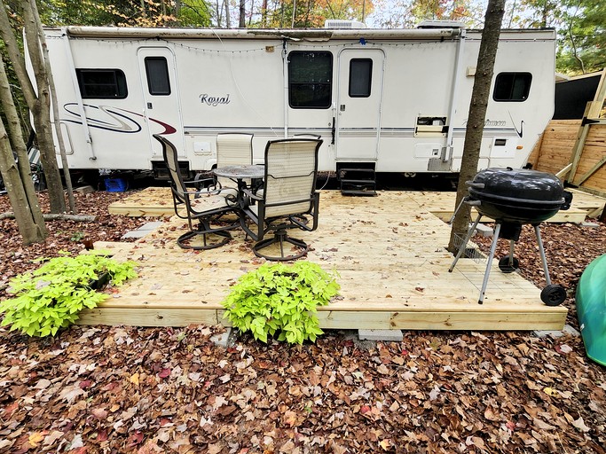 Cozy 30’ Trailer Getaway on Private Wooded Lot, BBQ, Hammock, WiFi & Streaming in Prescott, Michigan