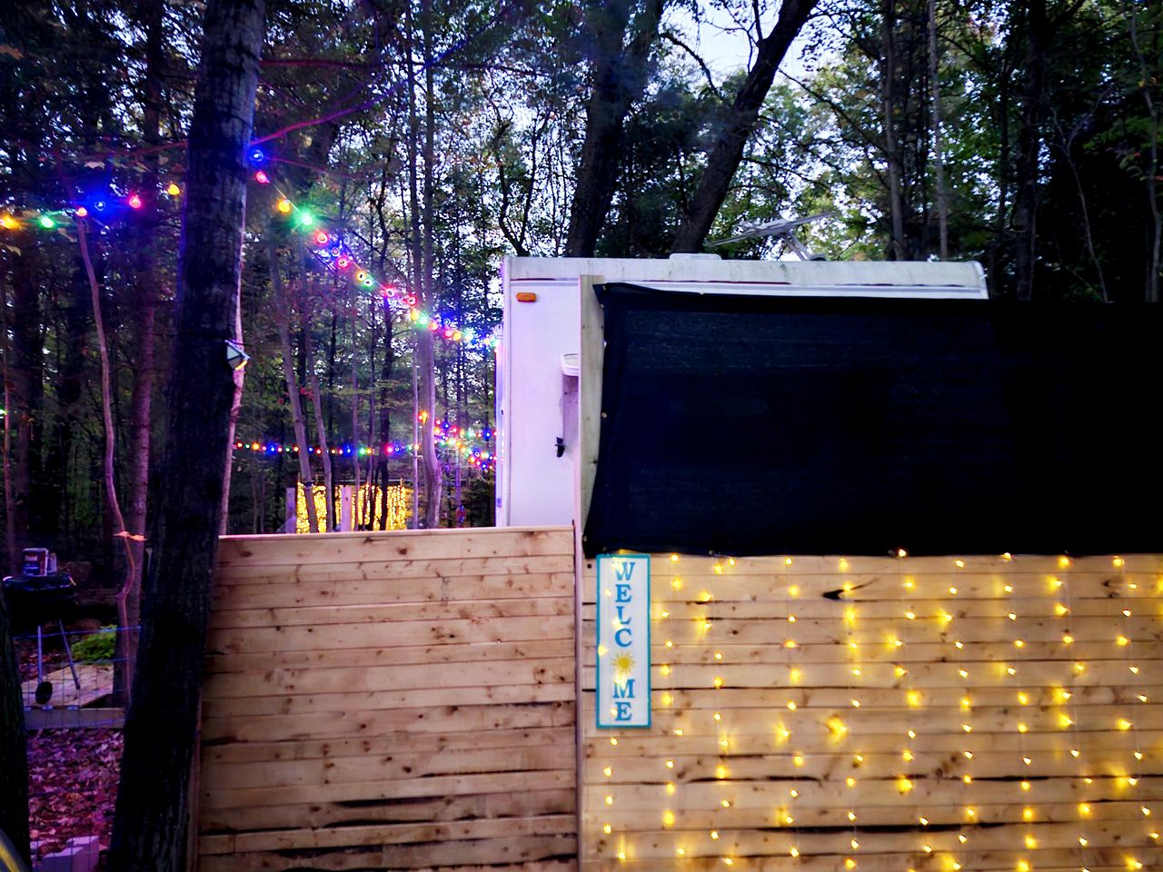 Cozy 30’ Trailer Getaway on Private Wooded Lot, BBQ, Hammock, WiFi & Streaming in Prescott, Michigan