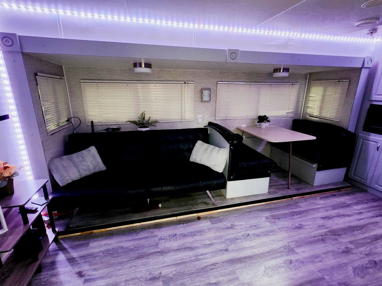 Cozy 30’ Trailer Getaway on Private Wooded Lot, BBQ, Hammock, WiFi & Streaming in Prescott, Michigan