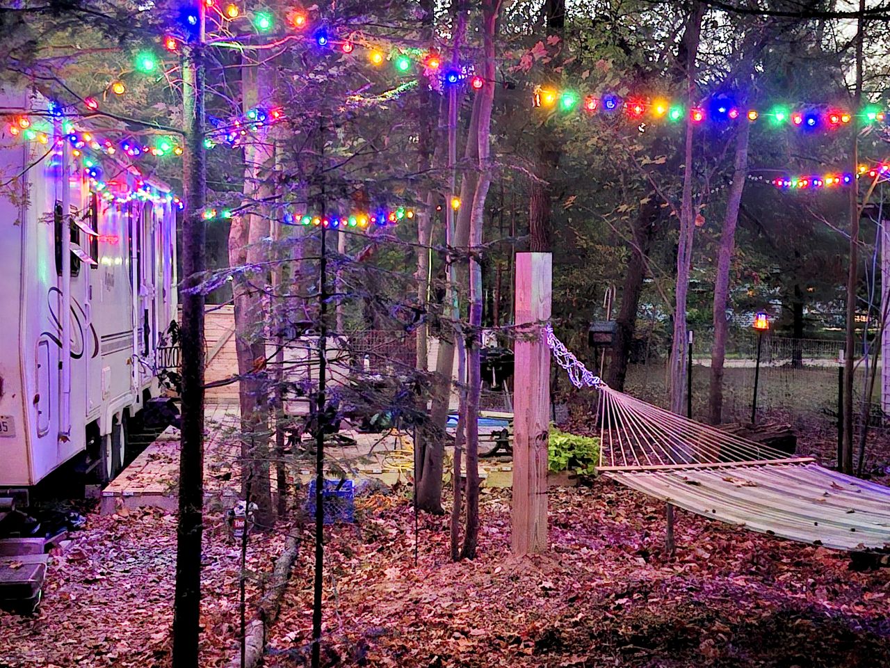 Cozy 30’ Trailer Getaway on Private Wooded Lot, BBQ, Hammock, WiFi & Streaming in Prescott, Michigan