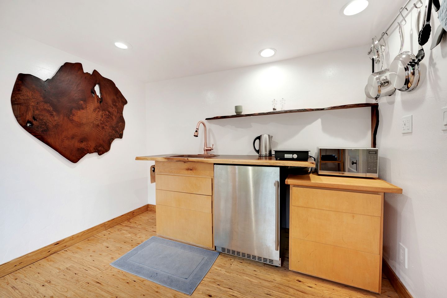 Gorgeous Garden-Level Guest Suite for a Comfortable Getaway Surrounded by Nature in Rio Nido, California